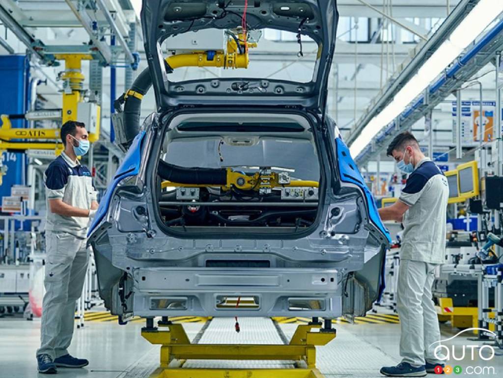 Workers in the Fiat Mirafiori plant, in Italy